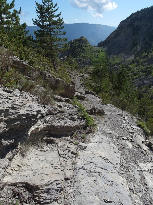 #13 Baisse de Fleirel : sur la traversée avec toujours en toile de le minuscule village de Auvare Baisse de Fleirel : sur la traversée avec toujours en toile de le minuscule village de Auvare