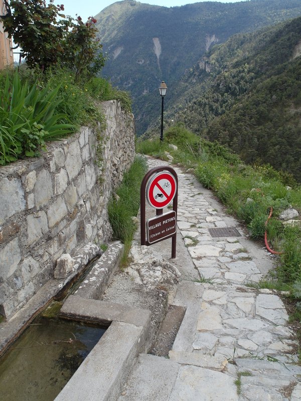 #21 Bairols : un village interdit au vélo. Je suis donc passée à coté du bike mais une grande envie de rouler sur cette jolie voie romaine ! respect Bairols : un village interdit au vélo. Je suis donc passée à coté du bike mais une grande envie de rouler sur cette jolie voie romaine ! respect
