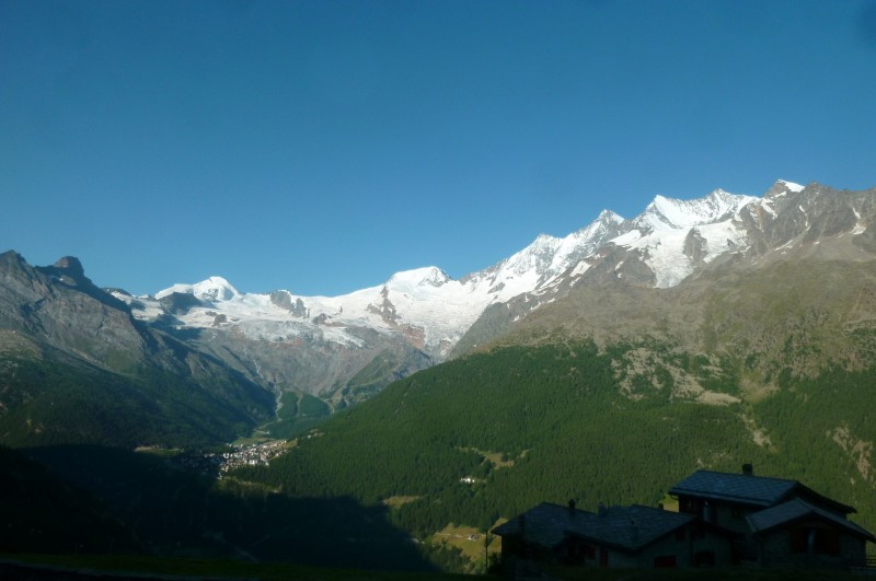 #1 Mischabel : Cette magnifique vue pour toute la journée sous une tempête de ciel bleu Mischabel : Cette magnifique vue pour toute la journée sous une tempête de ciel bleu
