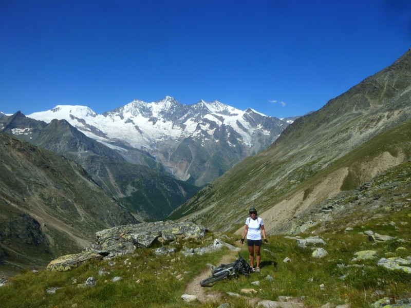 #8 Vers Almageller hütte : pause dans le portage par le single raide de gauche. Vers Almageller hütte : pause dans le portage par le single raide de gauche.