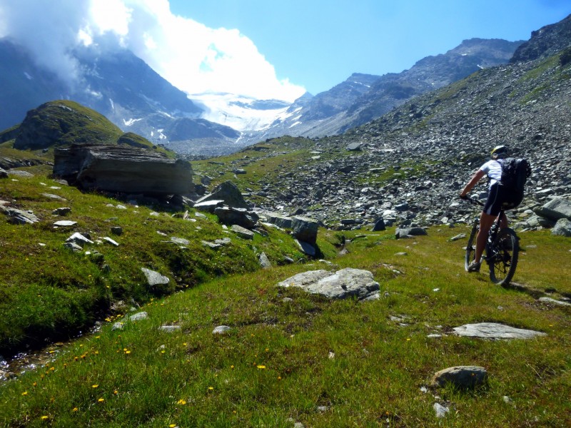 #11 Bisse du Heido : au fond du vallon, sur le plateau, après le portage Bisse du Heido : au fond du vallon, sur le plateau, après le portage