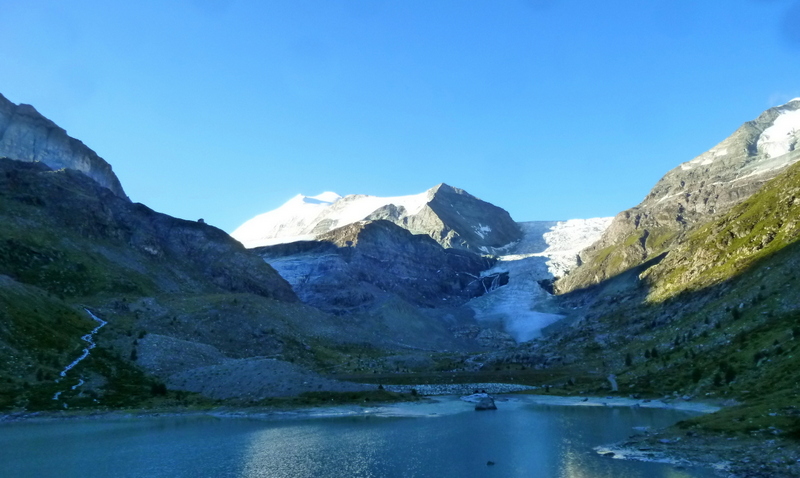 au barrage : au loin le petit refuge sur son promontoire