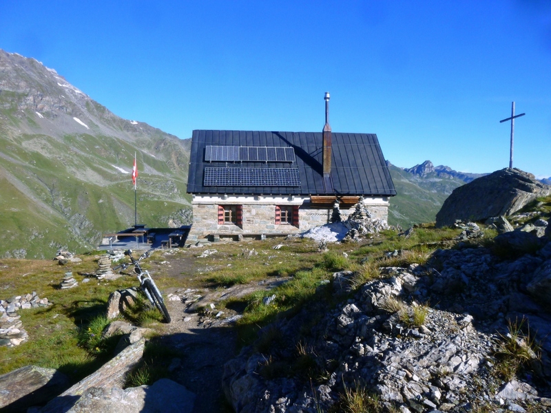 Turtmannhütte : tout juste au soleil