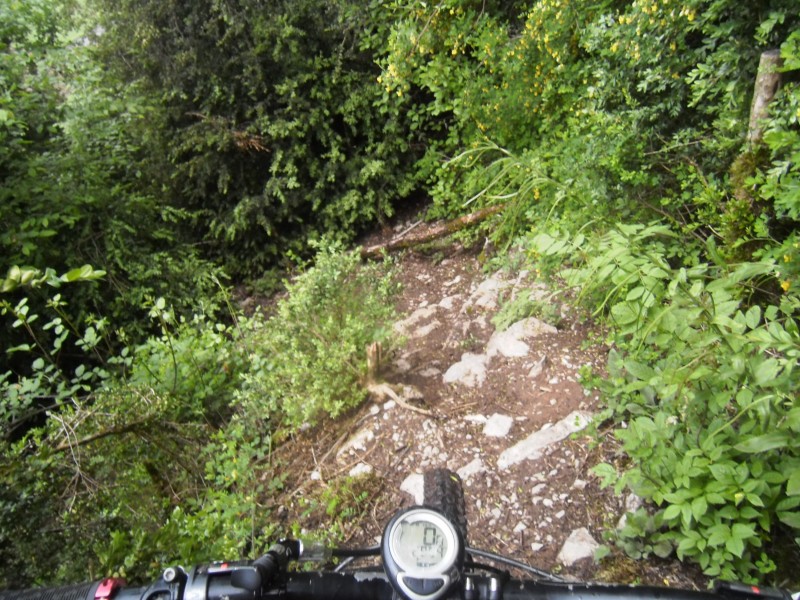 Sentier de Montagny : L'une des épingles dures, avec la boue, même à pied j'ai fini sur le cul.