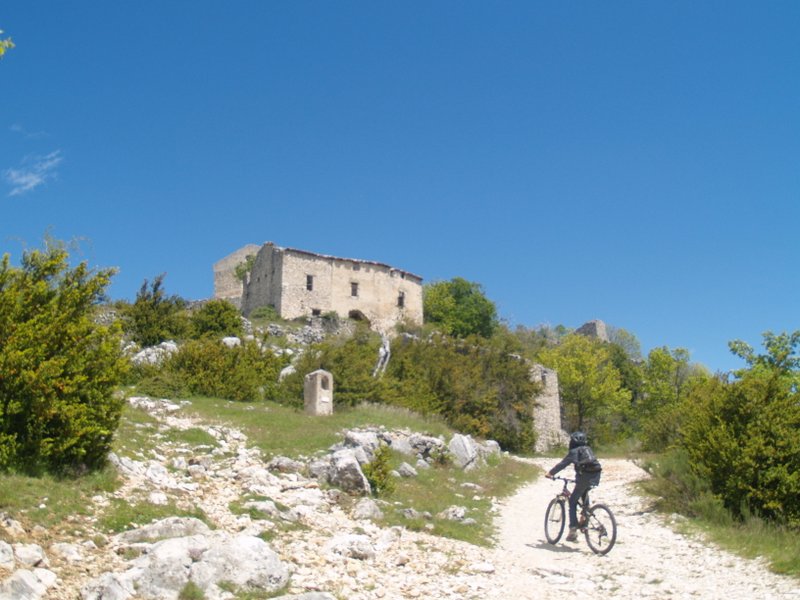 Arrivée au village en ruine : Magnifiques vieilles pierres