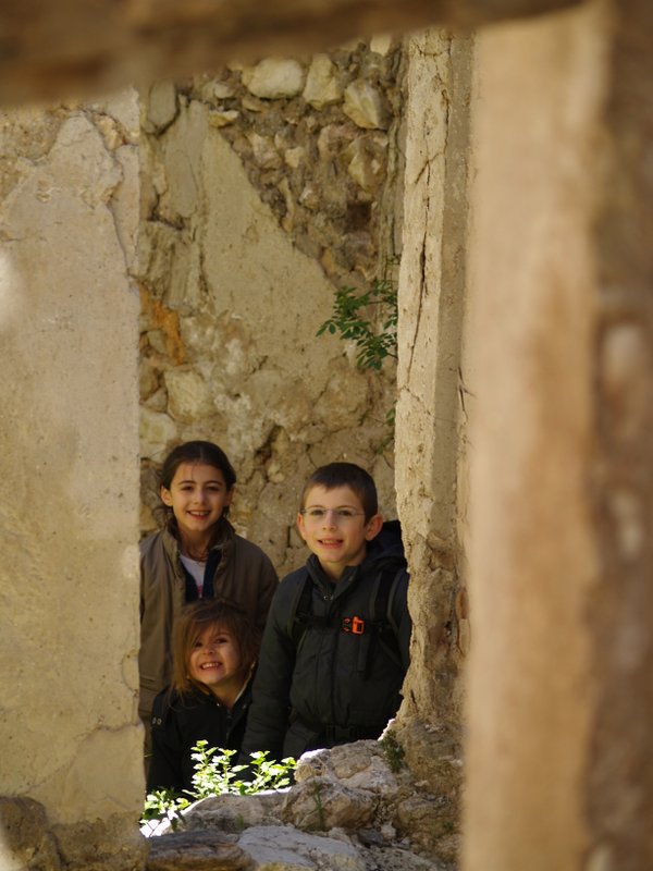 Les 3 monstres : Visitent les ruines de Châteauneuf Les Moustiers