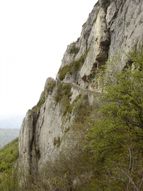 A flanc de falaise : sur la voie romaine