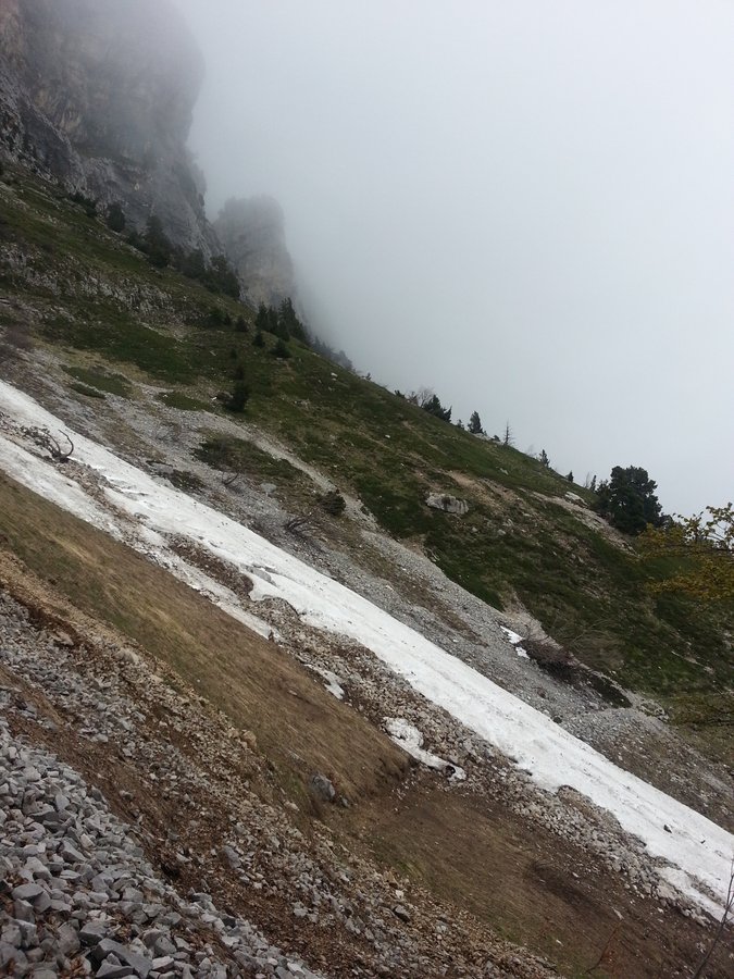 #1 Sous Montbrun : dernier névé et quelques chamois sous les barres Sous Montbrun : dernier névé et quelques chamois sous les barres