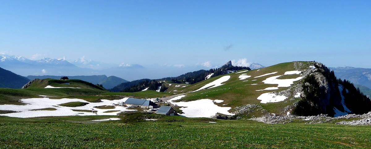 #5 Alpages : jolie vue panoramique, avec des alpages encore un peu blanc. Alpages : jolie vue panoramique, avec des alpages encore un peu blanc.