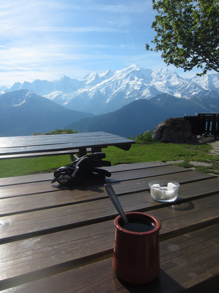 Pause café : Vue de l'autre côté sur la chaîne du Mont-blanc