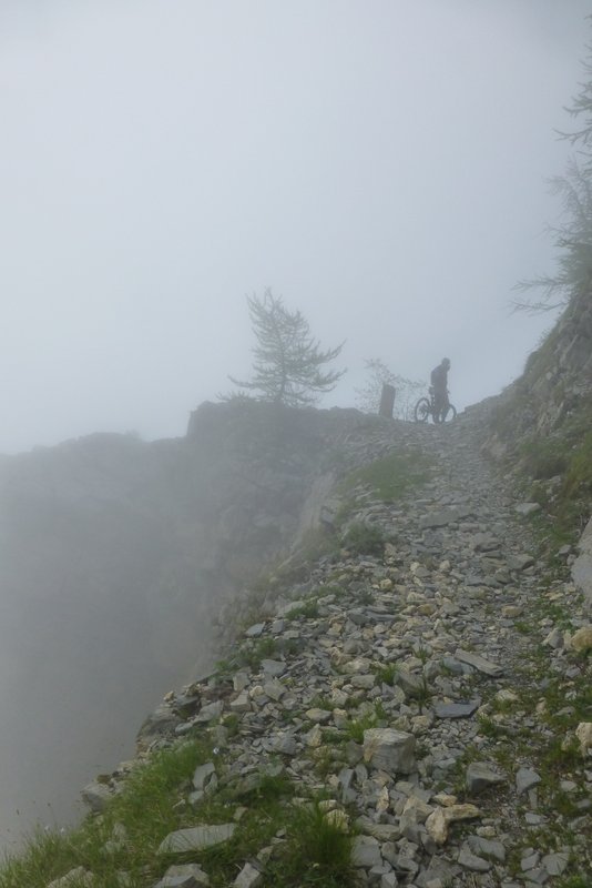 Nebbia : La photo est surtout intéressante pour le revêtement du sentier. C'est comme ça sur une bonne partie... avec l'expo en plus, faut être couillu pour le descendre...