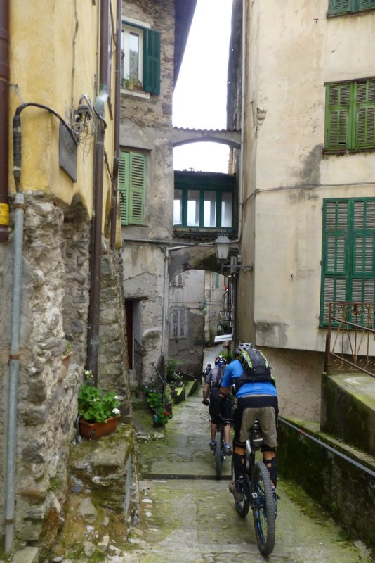 #28 Carrugi : Descente dans les ruelles de Pigna où les villageois nous ont TOUS accueillis avec le sourire et un grand "Bondi" (bonjour en patois). Aucun conflit d Carrugi : Descente dans les ruelles de Pigna où les villageois nous ont TOUS accueillis avec le sourire et un grand "Bondi" (bonjour en patois). Aucun conflit d'usage ici ! Les italiens seraient ils moins cons ?