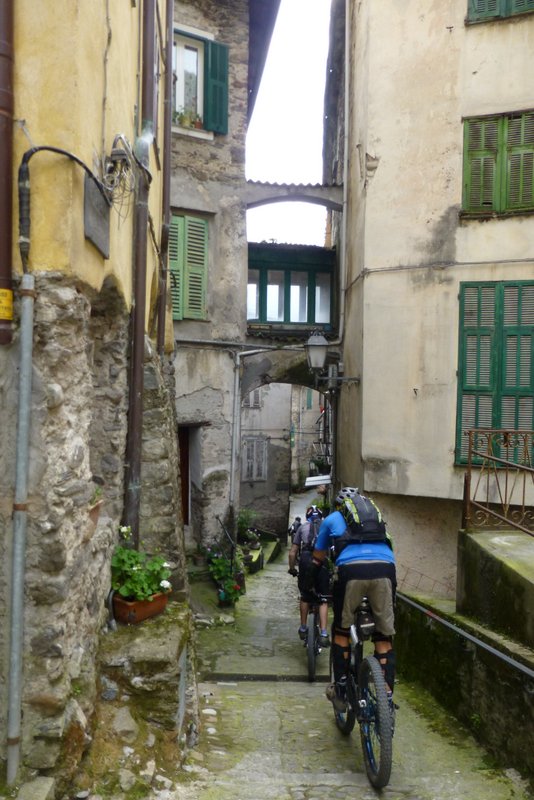 Carrugi : Descente dans les ruelles de Pigna où les villageois nous ont TOUS accueillis avec le sourire et un grand "Bondi" (bonjour en patois). Aucun conflit d'usage ici ! Les italiens seraient ils moins cons ?