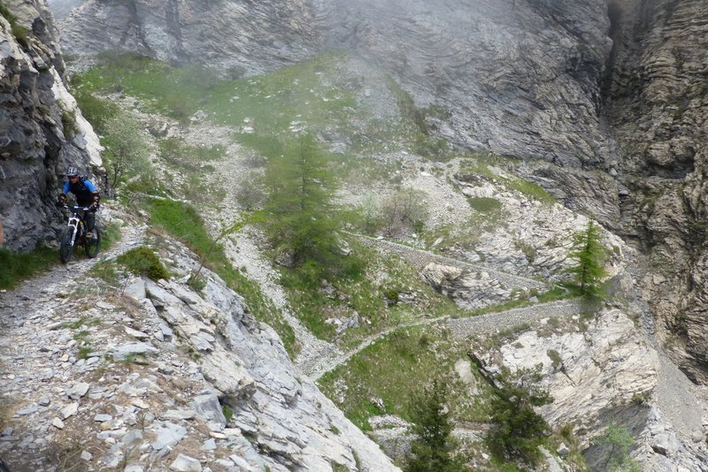 #12 Juste après le Pas de l Juste après le Pas de l'Incise : Expo maximale. En arrière plan la suite du sentier degli alpini (sous le Pas de l'Incise) qui descend en épingles dont 4 ou 5 ont été emportées par un méga éboulement... Gros pierrier expo à franchir (pour les amateur