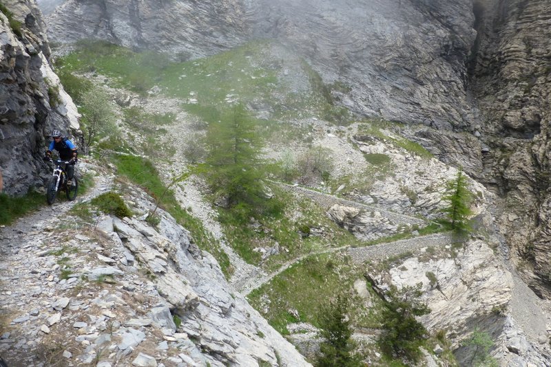 Juste après le Pas de l'Incise : Expo maximale. En arrière plan la suite du sentier degli alpini (sous le Pas de l'Incise) qui descend en épingles dont 4 ou 5 ont été emportées par un méga éboulement... Gros pierrier expo à franchir (pour les amateur