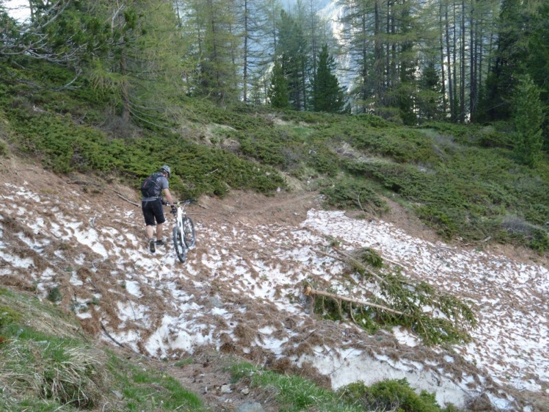 #5 pieds à terre : ou à neige, passage de qq névés pieds à terre : ou à neige, passage de qq névés