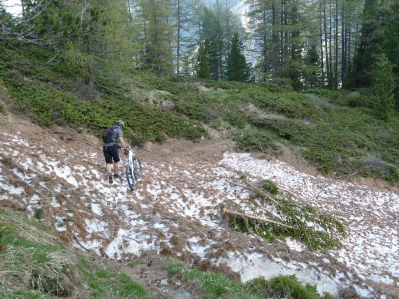 pieds à terre : ou à neige, passage de qq névés