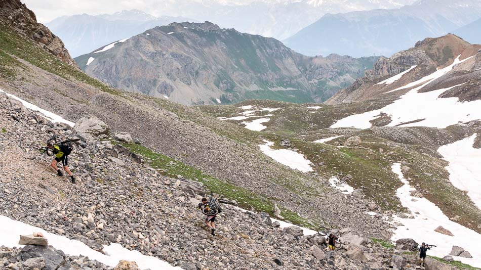 Portage rustique : trop de neige pour suivre le sentier