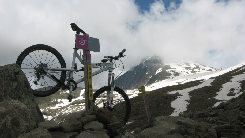 #15 Col de la Pisse : Ici commence une zone où seuls les moyens de transports "bien vus" et bien défendus sont autorisés ! Col de la Pisse : Ici commence une zone où seuls les moyens de transports "bien vus" et bien défendus sont autorisés !