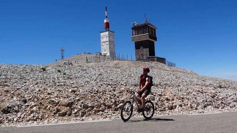 #2 Décollage de la fusée Ventoux? : Ambiance du sommet entre désolation lunaire et foule de touristes Décollage de la fusée Ventoux? : Ambiance du sommet entre désolation lunaire et foule de touristes