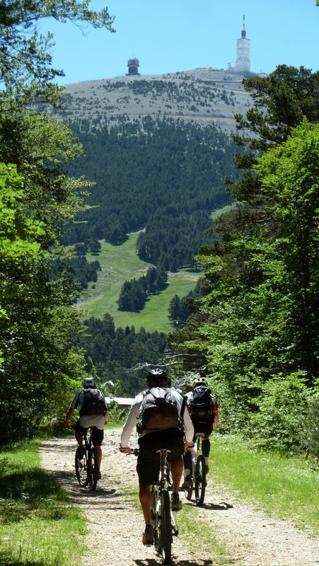 Apparition du Chauve : Attention, le Ventoux n'est pas si loin en arrivant à la station du Mont Serein