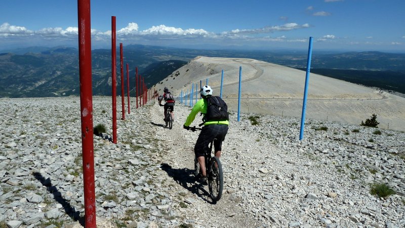 Suivre les poteaux! : Etrange cette piste de poteaux!