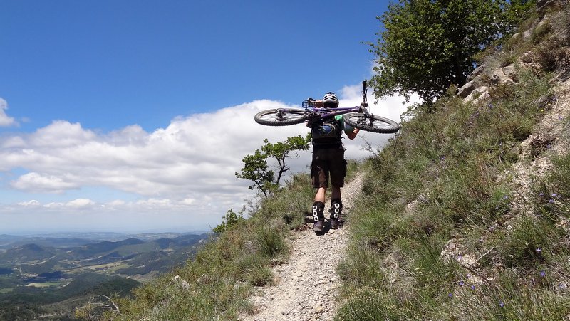 Montée à la Nible : Parfois un peu raide pour pédaler