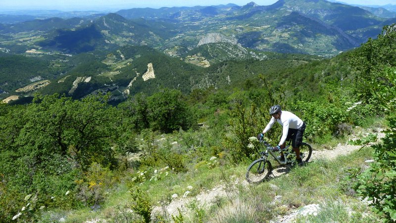 Vue sur Buis : Descente de la Nible avec vue 3* en balcon sur Buis et le rocher St Julien