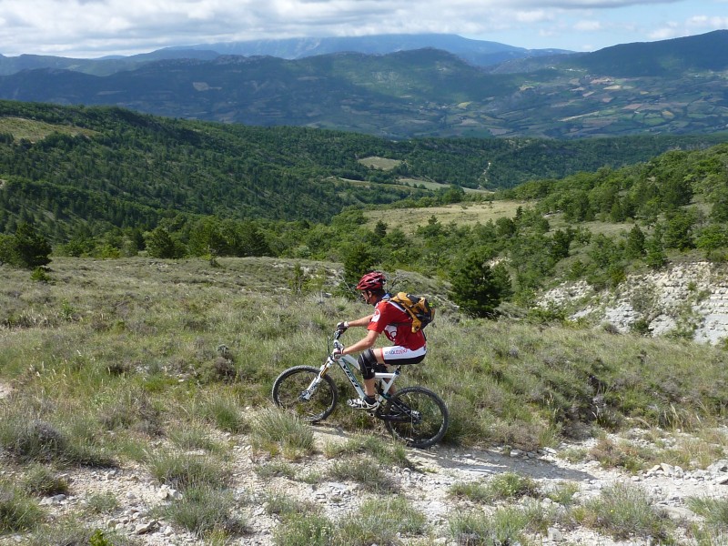 Sentier de Charbonnière : Alain avec le Ventoux au fond et dans la brume