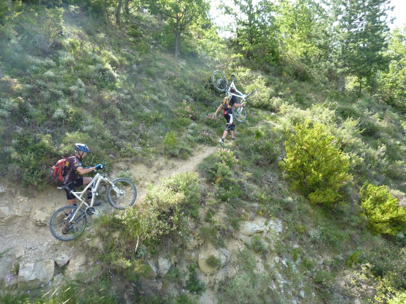 #9 Un peu de portage poussage : pour faire durer la descente du sentier de Charbonnière Un peu de portage poussage : pour faire durer la descente du sentier de Charbonnière
