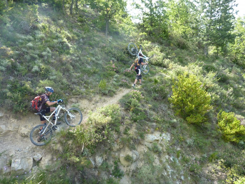 Un peu de portage poussage : pour faire durer la descente du sentier de Charbonnière