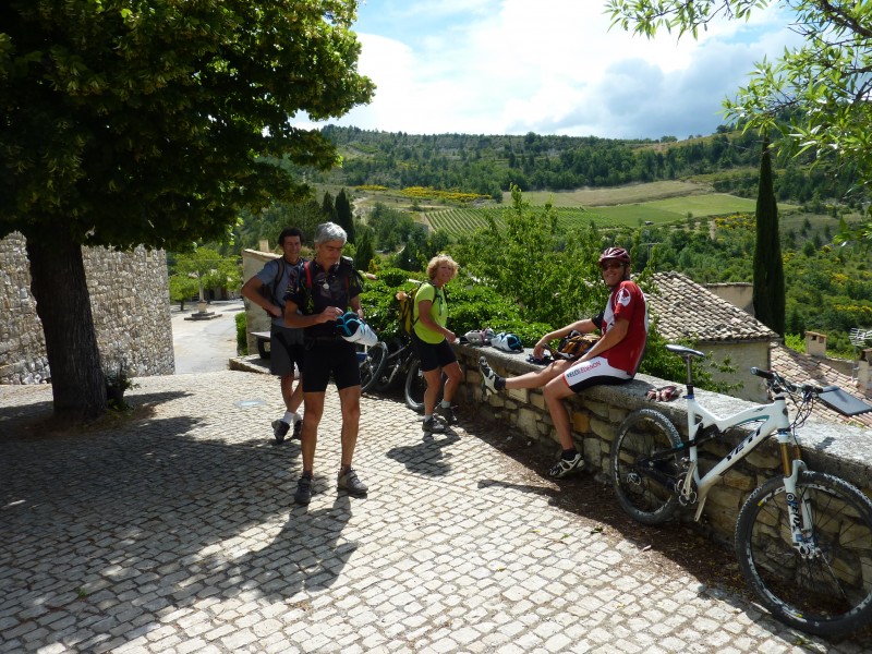 Pause à Arpavon : On investit la petite place