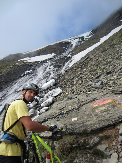 Passage VTT alpinisme : Bon il fait pas trop chaud, les blocs devraient rester là haut !!