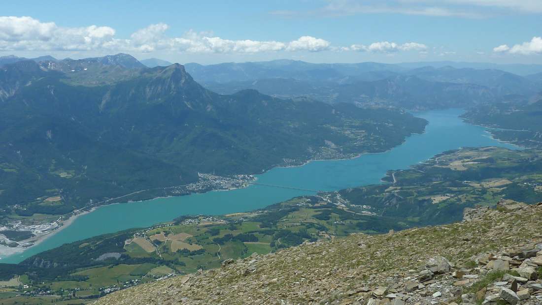 Serre Ponçon : la vue est exceptionnelle sur le lac