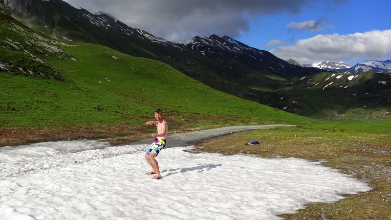 Surf du soir : Surf sur neige en tenue hawaïenne... effets secondaires de la bière?