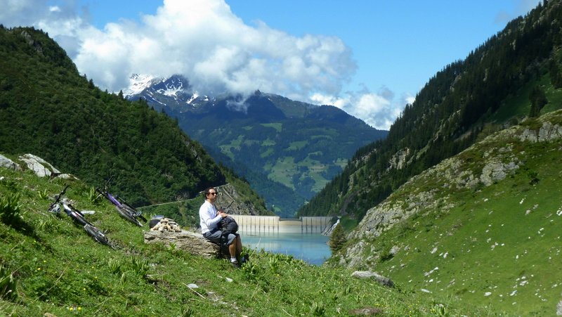 Pause fruits secs : Sympa ce lac de la Gittaz. Cela donne un plus aux images