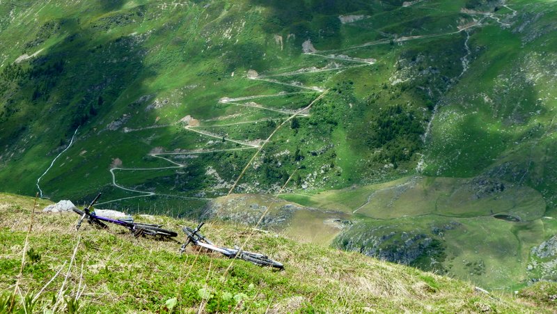 Des lacets : Piste très régulière montant sur les Rochers des Enclaves. Nous on mange en attendant!