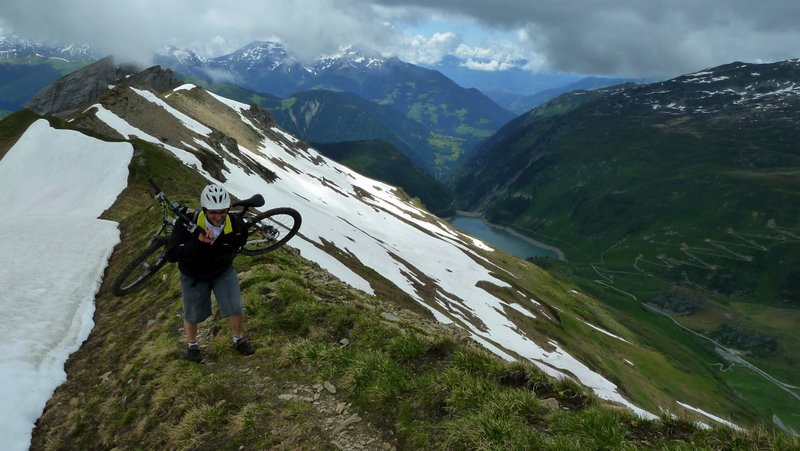 Heureux d'en finir : Bien content d'atteindre le sommet après un portage raid et un passage aérien et expo sur la crête des Roches Merles