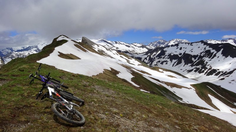 Prêt pour descendre : Col de la Sauce en conditions hivernales et crête des Gittes derrière, inroulable!