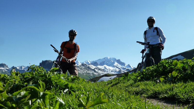 #3 Sommet Grande Berge : Le soleil et le Mont-Blanc dans le dos, on peut descendre à Treicol avec déjà les yeux bien étonnés Sommet Grande Berge : Le soleil et le Mont-Blanc dans le dos, on peut descendre à Treicol avec déjà les yeux bien étonnés