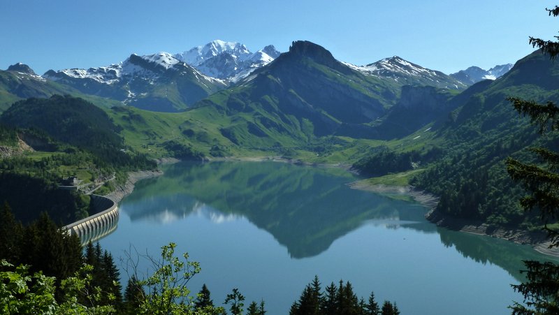 Miroir de Roselend : Mont-Blanc et Rocher du Vent faisant leur toilette du matin dans le miroir de Roselend