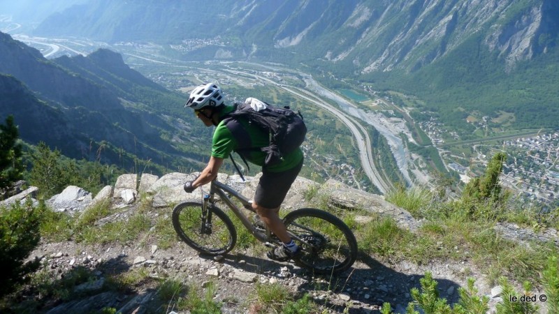 sentier de Villard Clément : Sylvain "plonge" dans la vallée.