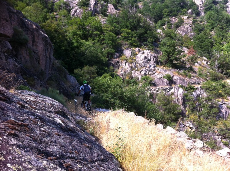 Raid Enduro Ardèche : Début du sentier dans le béal lui même.