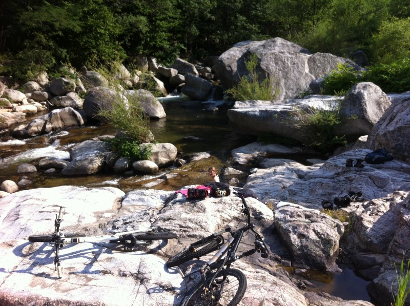 Raid Enduro Ardèche : Dernier spot de baignade sur l'Altier, avant une ultime remontée facile.