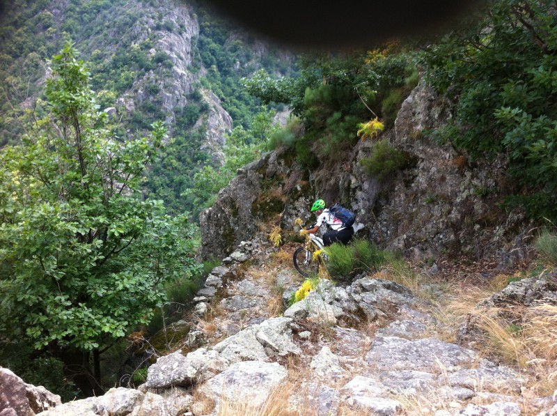 Raid Enduro Ardèche : Un passage tentable du sentier du beal de la Viale