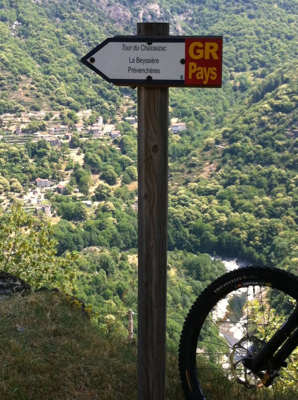 Raid Enduro Ardèche : Avant la terrible remontée de St Jean Chazornes, vue sur la Borne qui nous nargue.