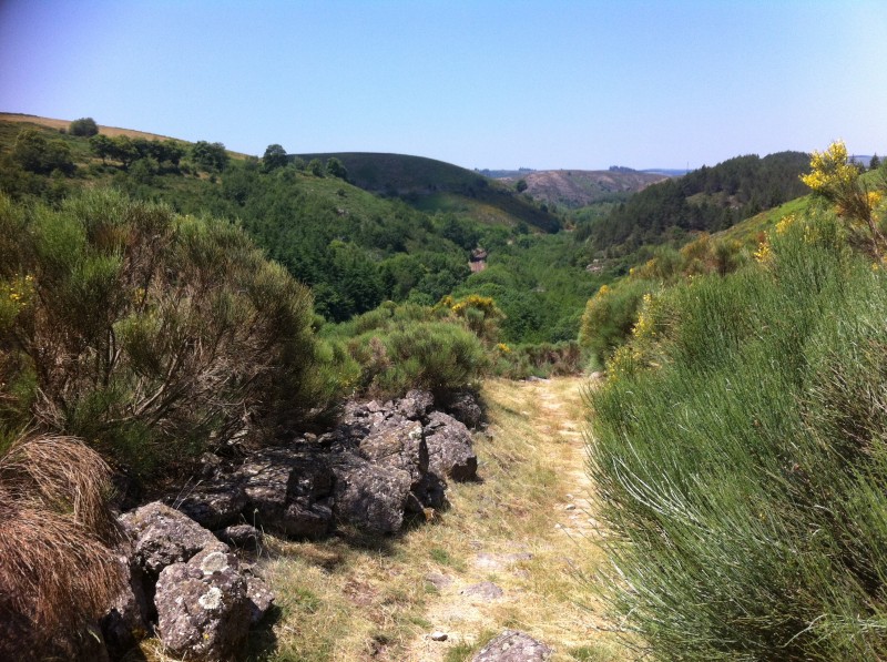 Raid Enduro Ardèche : Sentier très bien débroussaillé, vue sur la ligne de train que nous avons prise.