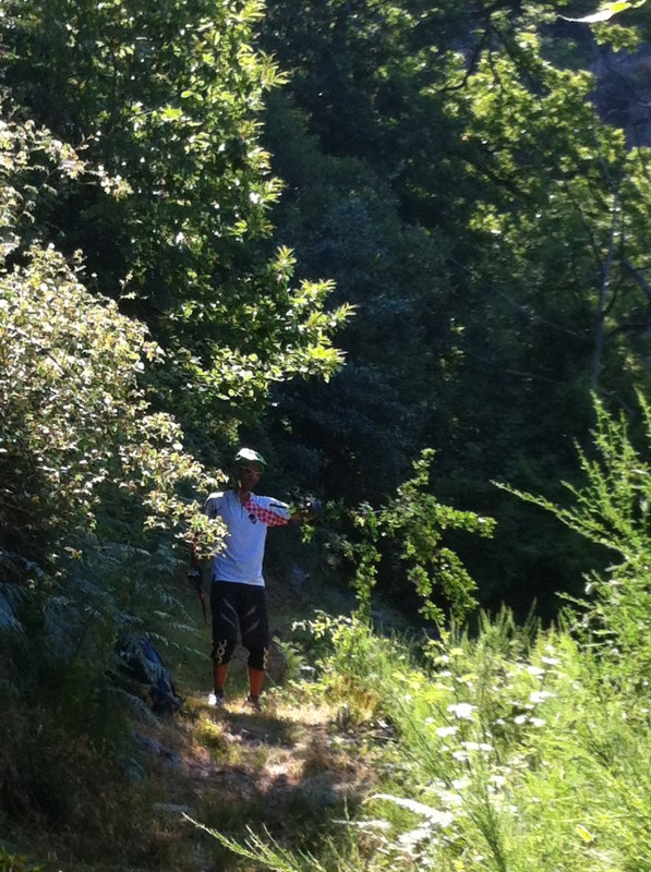 Raid Enduro Ardèche : Un peu de finition ne fait pas de mal sur ce sentier très bien entretenu.