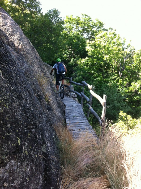 Raid Enduro Ardèche : Passage à flanc de falaise