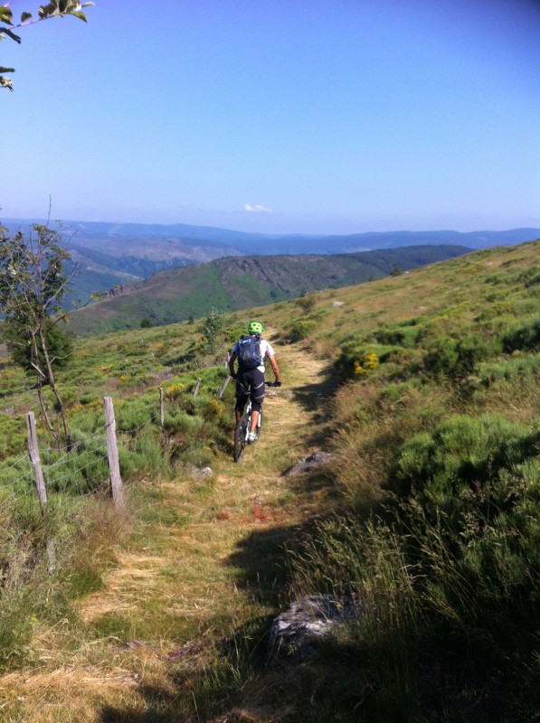 Raid Enduro Ardèche : Début de la belle descente sur Prévenchet, épingles à gogo plus bas.